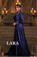 فستان كحلي فخم بتطريز لامع وقصة تبرز الخصر