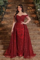 فستان سهرة فخم بلون أحمر براق، يتميز بتصميم أوف شو...
