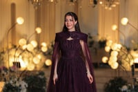 فستان سهرة ملكي بلون بنفسجي داكن بتطريز فاخر مع كا...