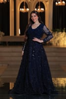 فستان سهرة طويل وبراق بلون كحلي داكن.