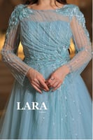 فستان يفيض أنوثة وأناقة، مصمم بلون تيفاني ناعم يوح...