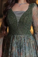 فستان سهرة ملكي مستوحى من سحر الطبيعة، بتطريز فاخر...