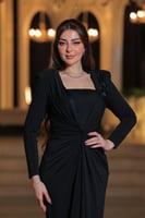 فستان سهرة أنيق بلون اسود ملكي جذاب. يتميز بتصميمه...