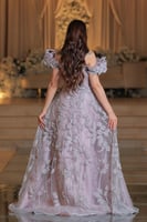 فستان سهرة فخم بطابع أنثوي راقٍ، يتميز بلونه البنف...