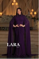 فستان ملكي بلون بنفسجي، يجمع بين الفخامة والرقي. ي...