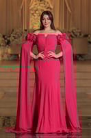 فستان بلون الفوشي الداكن. يتميز بتصميم مكشوف الكتف...