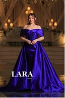 فستان ساحر بلون ارجواني ملكي لامع، يتميز بقصة أوف...