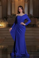 فستان أنيق وفخم، يتميز بتصميمه الراقي ولونه الازرق...