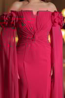 فستان بلون الفوشي الداكن. يتميز بتصميم مكشوف الكتف...