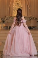 فستان سهرة فخم بتصميم أميري أنثوي وأنيق