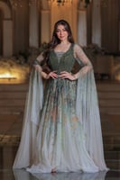 فستان سهرة ملكي مستوحى من سحر الطبيعة، بتطريز فاخر...