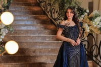 فستان سهرة فاخر بلون كحلي ، يتميز بتصميم أوف شولدر...