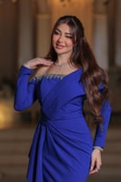 فستان أنيق وفخم، يتميز بتصميمه الراقي ولونه الازرق...