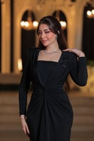 فستان سهرة أنيق بلون اسود ملكي جذاب. يتميز بتصميمه...