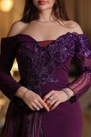 فستان سهرة بنفسجي فاخر بأكتاف ساقطة وتصميم مطرز حر...
