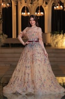 فستان يتميز بتصميم أنثوي فخم وراقي، يعكس الذوق الك...