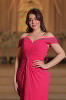 فستان يتميّز بتصميم أنيق وفاخر، بلونه الفوشي الجذّ...