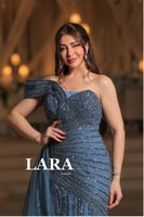 فستان بكتف واحد وتفاصيل لامعة بلون رمادي أنيق"