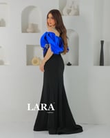 فستان مكشكش ومطوي بشكل أنيق، مع أكمام قصيرة تنسدل...