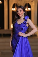 فستان سهرة براق باللون الأزرق الملكي، يلفت الأنظار...