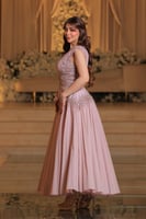 فستان سهرة فاخر بلون وردي بودري