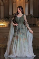 فستان سهرة ملكي مستوحى من سحر الطبيعة، بتطريز فاخر...