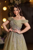 فستان سهره تل مطرز بالفصوص وكم جانبي