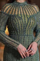 فستان أنيق وفاخر، يتميز بتصميم طويل بلون زيتي مائل...