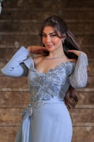 فستان سهرة راقٍ باللون الأزرق السماوي الفاتح يمنح...