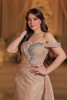 فستان بيج طويل ومزين بالخرز اللامع. يتميز بتصميم م...