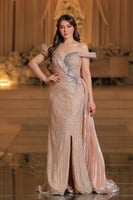 فستان بيج طويل ومزين بالخرز اللامع. يتميز بتصميم م...