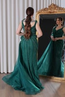 فستان سهرة بلون الاخضر يلفت الأنظار بتصميمه الراقي...