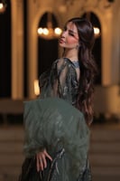 فستان سهرة فاخر وأنيق بتصميم راقٍ جدًا. لون الفستا...