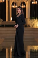 فستان سهرة أنيق بلون اسود ملكي جذاب. يتميز بتصميمه...