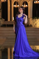 فستان سهرة براق باللون الأزرق الملكي، يلفت الأنظار...