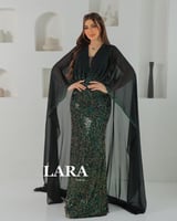 فستان مرصع بالكامل بحبيبات لامعة تعكس الضوء