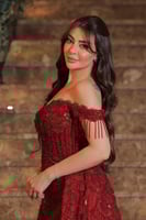 فستان سهرة فخم بلون أحمر براق، يتميز بتصميم أوف شو...