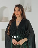 فستان مرصع بالكامل بحبيبات لامعة تعكس الضوء