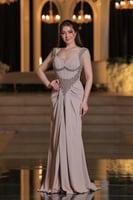 فستان بتصميم سهرة راقٍ بلون بيج ناعم، يتميز بقصة ع...