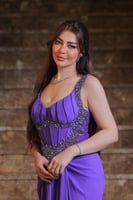 فستان بلون بنفسجي فاخر بتصميم سهرة أنيق، يتميز بقص...