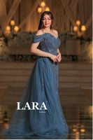 فستان بكتف واحد وتفاصيل لامعة بلون رمادي أنيق"