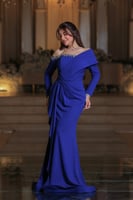 فستان أنيق وفخم، يتميز بتصميمه الراقي ولونه الازرق...