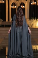 فستان يتميز بتصميم أنيق وفخم يناسب السهرات والمناس...