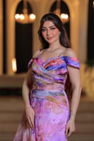 فستان سهرة طويل بطابع رومانسي، مصنوع من قماش شفاف...