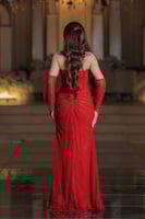 فستان سهرة طويل بلون احمر مطعّم بلمعة ناعمة، يتميز...