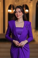 فستان سهرة أنيق بلون بنفسجي ملكي جذاب. يتميز بتصمي...