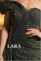 فستان بكتف واحد وتفاصيل لامعة بلون زيتي أنيق"