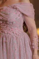 فستان سهرة فخم بتصميم أميري أنثوي وأنيق