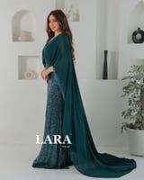 فستان مرصع بالكامل بحبيبات لامعة تعكس الضوء