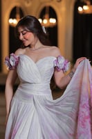 فستان أبيض فاخر بتدرجات وردية بنفسجية تصميم أنيق ب...